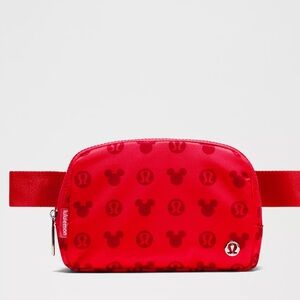 Disney x lululemon
Everywhere Belt Bag Long Strap 1L
Mickey and Logo